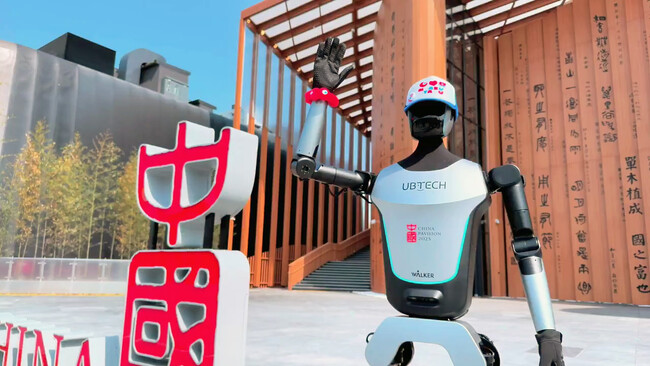 大阪万博 中国館にて、ヒューマノイドロボットが来場者と交流 ─ UBTECH社製 二足歩行ロボット「Walker」