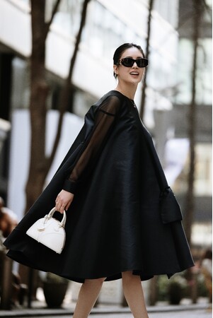 【ブルガリ】藤井夏恋がメアリー・カトランズ による新作レザーグッズ＆アクセサリー「ディーヴァ ドリーム 」コレクションを纏う