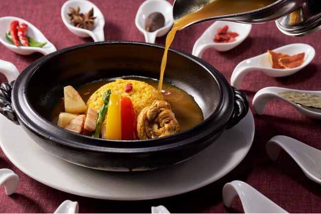 【リーガロイヤルホテル京都】14種のスパイスと土鍋で味わう至福の一皿『皇家龍鳳 薬膳土鍋カレー』販売