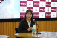 フリースタイルスキー・モーグルの藤木日菜さん（武庫川女子大学大学院）が、初出場となった今シーズンのワールドカップ、世界選手権での戦いぶりを報告しました。