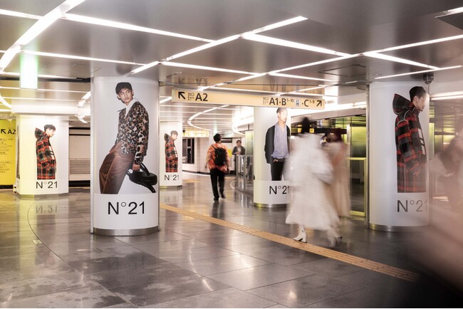 【N21】注目の新人モデル 道休蓮のキャンペーンビジュアル 銀座駅で大型広告を展開