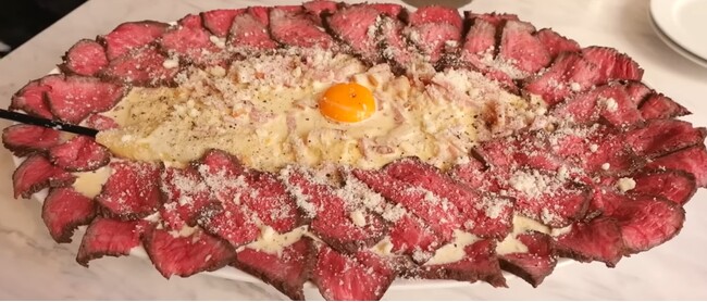 インフルエンサー絶賛!映えるだけじゃない、旨さも最強の「デカ盛り肉ボナーラ」