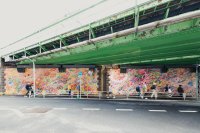 JR代々木駅付近にロッカクアヤコの大型壁画が完成！災害時の一時退避場所を広めるため、幅合計約50メートルにも及ぶパブリックピースが公開。