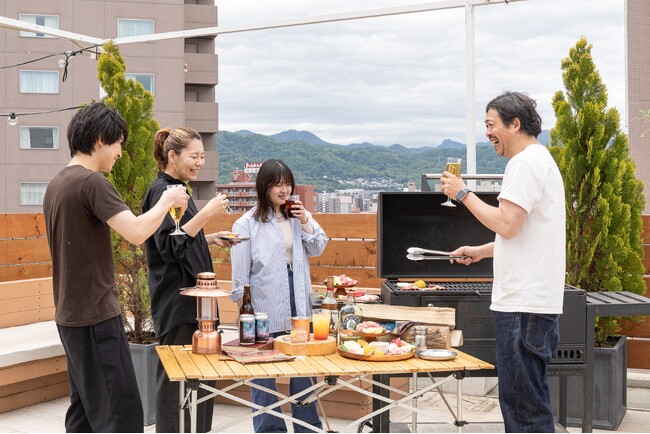 【1日1組限定】ロッジライクなルーフトップで楽しむプライベートBBQ！札幌の街中でグランピング気分が味わえる、春夏だけの特別な体験を「UNWIND HOTEL & BAR 札幌」にて5/15から開始！