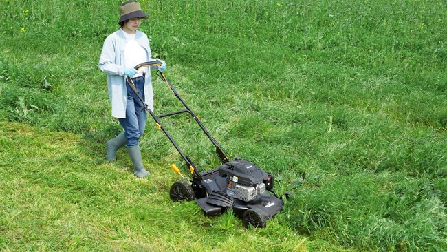 レバーを握るだけで自走するから、楽に草を刈れます！自走式草刈機を発売開始