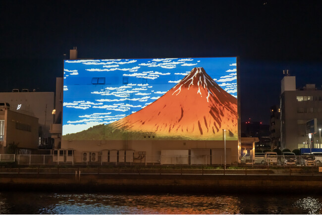 「天王洲・キャナルサイド プロジェクションマッピング HOKUSAI IMMERSIVE ART（北斎 イマーシブアート）」の公式記録映像を公開。葛飾北斎の「冨嶽三十六景」など浮世絵の映像を投影。