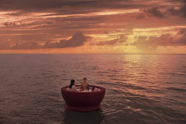 【リゾナーレ小浜島】海上に浮かぶラウンジで、紅く染まる絶景を独り占めする「朝焼け海上ラウンジ」開催