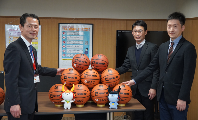 【平和堂・滋賀レイクス】彦根市教育委員会へバスケットボールを寄贈しました