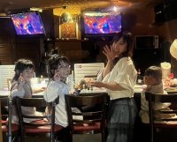 【世界初の親子体験！】無人スナックで「傘デコ」！？世界初！？親子で“スナック貸切”ワークショップ体験！