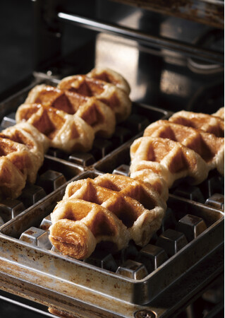 GODIVA GO！が国内初の焼き立てスイーツ専門店にリニューアル！店頭で焼きあげる「チョコクロッフル」登場