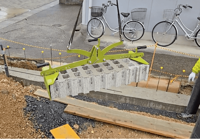 建設現場の“効率アップの秘密兵器”。コンクリートブロック運搬装置「ワニブロ」発売開始。