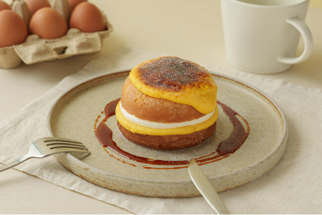 【koe donuts】京都産平飼い卵の濃厚な味わいを堪能するGW限定メニュー『ドーナツメルト プレミアム クレームブリュレ』が新登場！