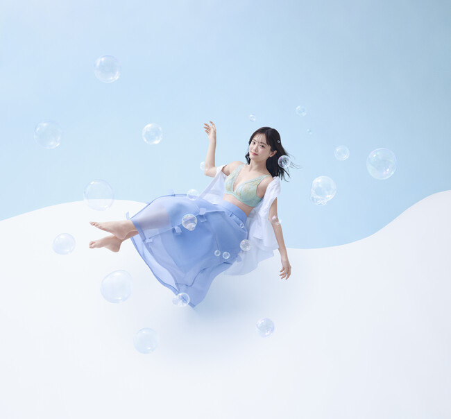 まるで雲に包まれているようなふんわり感ブランドアンバサダーの田久保夏鈴がふわりと着こなすAMOSTYLE 「雲ふわりブラ」