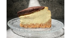スイーツ無人販売店「awa sweets」より濃厚ピスタチオとビターチョコがとろけ合う 「ピスタチオ＆チョコレートチーズケーキ」新登場！