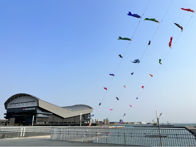 初開催!!神戸の港の空にこいのぼりが泳ぐ？！アトアの入口に色とりどりの「こいのぼり」を掲揚します！