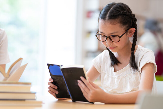 【調査結果】本を読むことが好きな小中学生、69％が家族に本が好きな人がいる。新しい本と出会うきっかけは「本屋」が69.6％