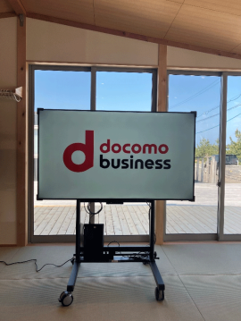 <デジタルサイネージの設置イメージ> <デジタルサイネージの設置イメージ>