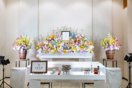 花で彩るお葬式「とむらび」の花祭壇(1)
