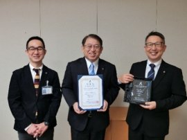 カシオ計算機株式会社トロフィー及び認定証贈呈式 カシオ計算機株式会社トロフィー及び認定証贈呈式