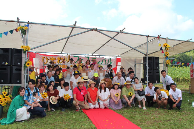 福島県の牧野で復興花