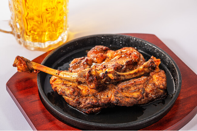 夜の新定番メニュー！横浜ベイクォーター３F「横浜梅や CHICKEN EVERYDAY」にて、2025年４月21日(月)より夜メニュー「鉄板どり」の提供を開始いたします