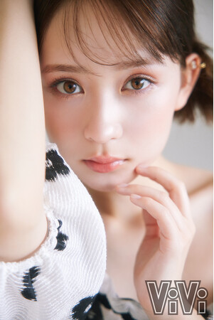 4月23日（水）発売のViVi 6月号で、現在話題沸騰中の俳優・畑芽育さんの透明感の秘密を大公開！