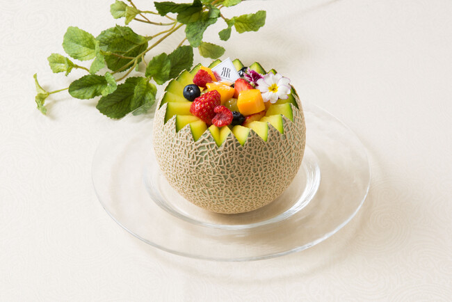 【リーガロイヤルホテル東京】旬のマスクメロンを贅沢に素材まるごと愉しめるプレミアムスイーツが今年も登場！「丸ごとマスクメロンケーキ」