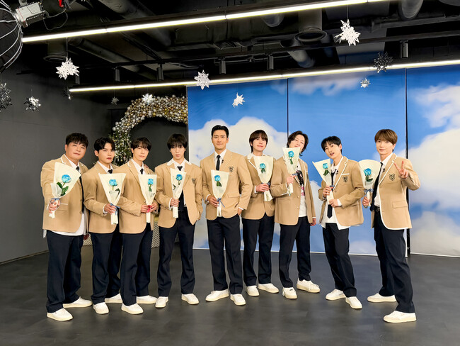 SUPER JUNIOR・ウニョク「これじゃ誰かわからないよ！」天才カメラマン（？）シンドンのセンスが爆発！？ “ただでは終わらない”SUPER JUNIOR、20年ぶりの卒業写真撮影会で爆笑の嵐