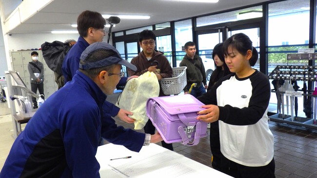 アイシンの社員参加型「学用品回収」による社会貢献活動
