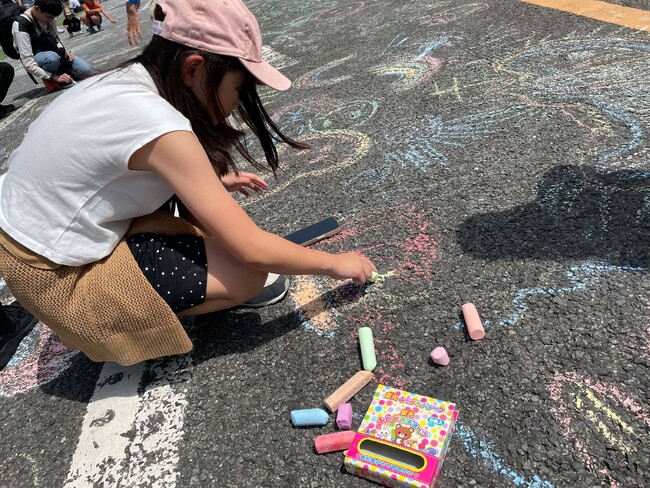 【大盛況】TOKYO PLAYが「KK線 路上お絵かきコーナー」に出展！子どもたちが自由にアートを楽しみました。