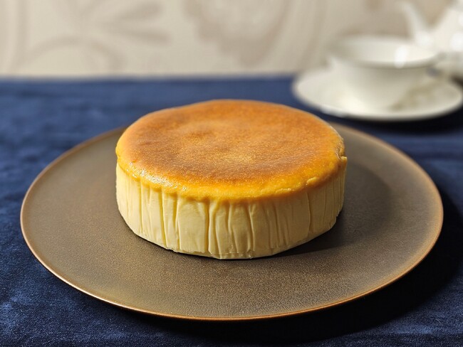 【リーガロイヤルホテル広島】ひと口食べれば、きっと大切な人にも食べて欲しくなる『Premiumベイクドチーズケーキ アフィネ』を新発売