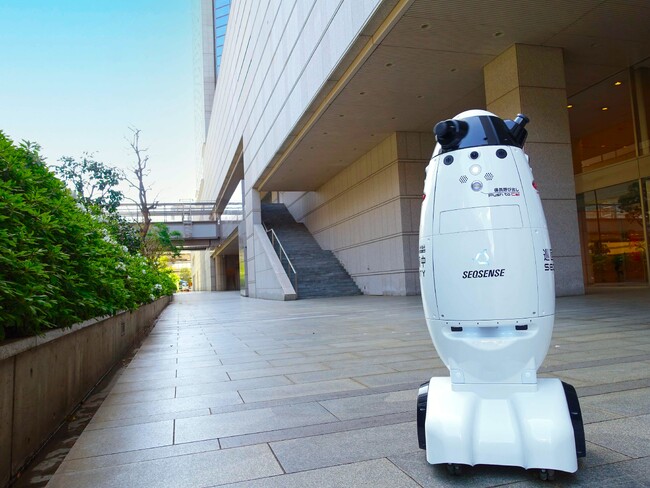 東京オペラシティビルにて警備ロボット「SQ-2(エスキューツー)」の本格稼働を開始　公道性の高い外構部巡回を実現
