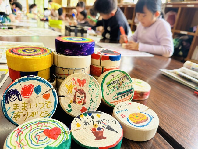 昭和レトロな温泉銭湯 玉川温泉の「母の日イベント」に向けて、ときがわ町学童保育の子供たちが地元産ヒノキ入浴木にメッセージを書きます
