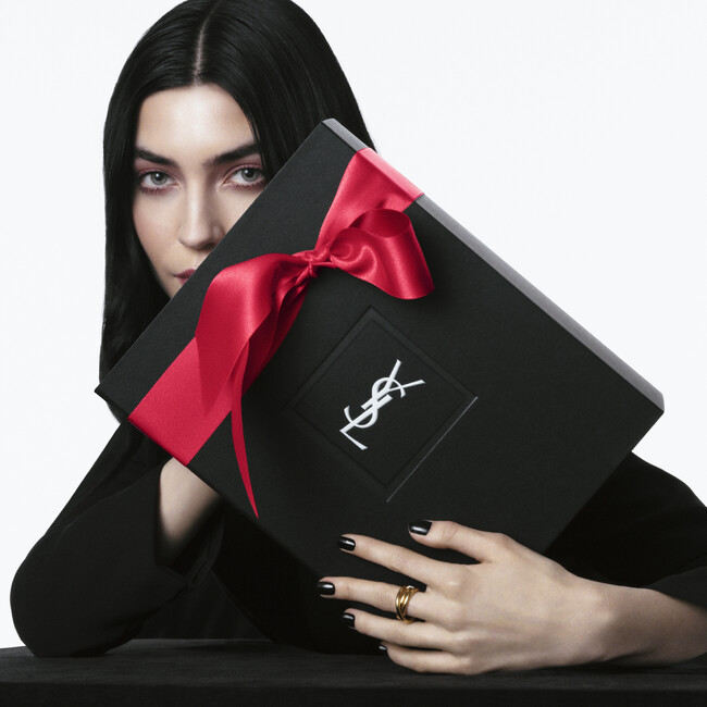 YSLの人気ギフトラッピングがアップデート。特別な瞬間を、ドレスアップしたギフトと共に。