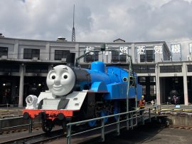 京都鉄道博物館の扇形車庫に登場したトーマス(2021年当時) 京都鉄道博物館の扇形車庫に登場したトーマス(2021年当時)