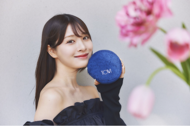 ジェンダーレスコスメブランド『TOWI』が中川紅葉さんデザインのメイクポーチ数量限定セットを発売！