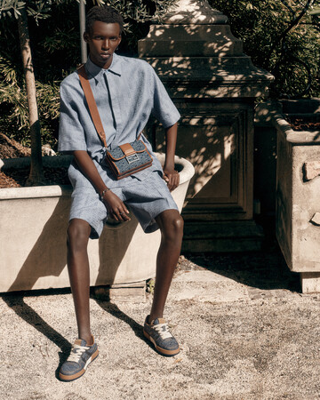 フェンディ、2025年サマーコレクションより「ダブル バゲット」バッグを発売!