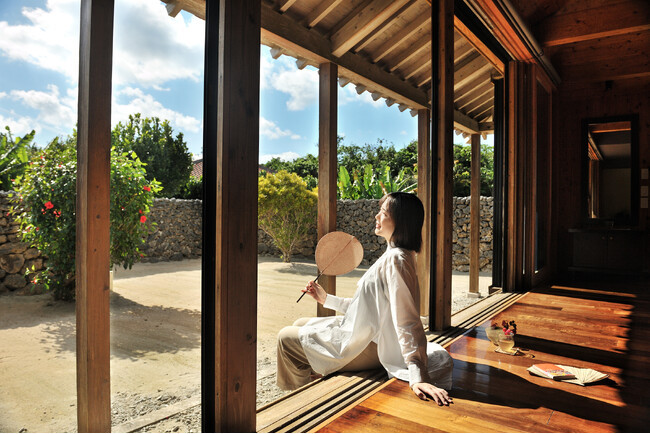 【星のや竹富島】風を感じる客室での昼寝や畑あそびなど、島民の暮らしに倣い、ゆったりと過ごす「なちゆくい島時間」開催