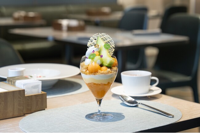 【アルマーニ / カフェ 表参道】2種類のメロンが奏でる、初夏の味覚。5月限定「メロン ジャスミン バジルのパフェ」