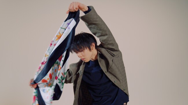 A MOVEMENT OF SILK ブランドアンバサダー 羽生結弦がグッチのシルクスカーフのエレガンスを表現