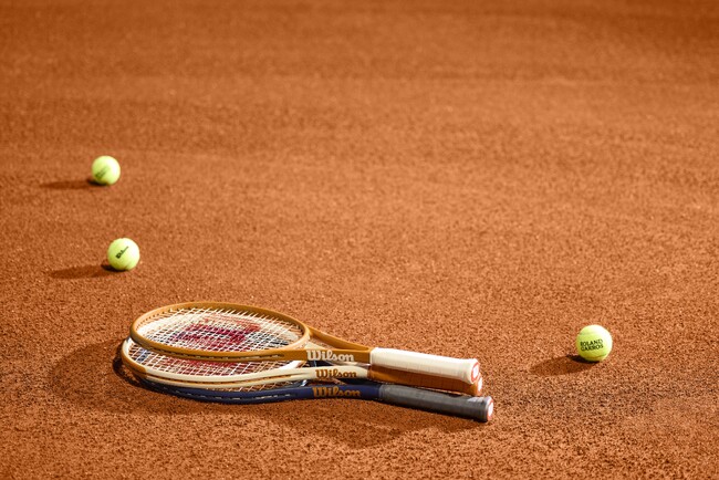 ウイルソンは、世界最高峰の4大テニス大会（グランドスラム）のひとつ「ROLAND-GARROS」（全仏オープン）開催を記念し、特別な限定コレクションを発売