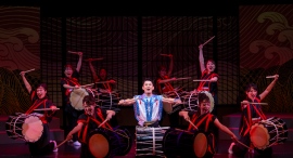 淡路島の劇場「波乗亭」のオープン5周年を記念!オリジナルショー公演日である4月26〜30日・5月2〜6日の期間、開場時間前に餅まきイベントを実施 淡路島の劇場「波乗亭」のオープン5周年を記念!オリジナルショー公演日である4月26〜30日・5月2〜6日の期間、開場時間前に餅まきイベントを実施