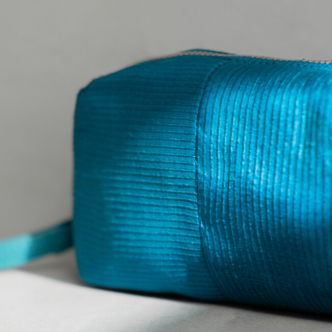 ラオス伝統の絹織物に、新たな選択肢を提案――軽やかで身体にそっと寄り添う、シルクを用いたクロスバッグを発売