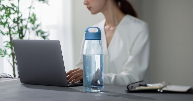 ネジの凹凸が触れにくく、なめらかな口当たりの「ウォーターボトル 1L」に「目盛り付き」が新発売