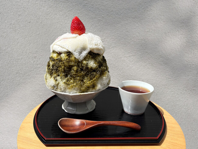 日本茶カフェ「八屋」より、話題の求肥を使用したかき氷が登場！第１弾は、大福を食べているかのような味わいの『お餅とフルーツクリームのかき氷』～八女抹茶特有の香気が口いっぱいに広がる贅沢なかき氷～