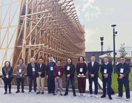 バーレーン万博会場前でのEDBとナツメアタリチーム。 バーレーン万博会場前でのEDBとナツメアタリチーム。