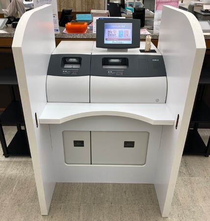 セミセルフ端末への仕切りパネルの設置を開始しました