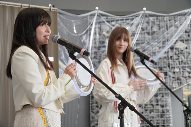 ゆるミュージックほぼオールスターズ 「TEAM EXPOパビリオン」ステージに出演　新「ゆる楽器」のハンドルドラムをお披露目！
