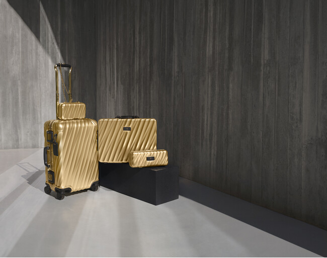トゥミ　創業50年を記念した「50TH ANNIVERSARY GOLD」限定コレクションを発表