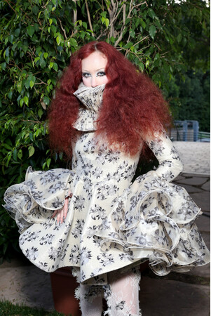 【McQueen】チャペル・ローンがマックイーンを着用